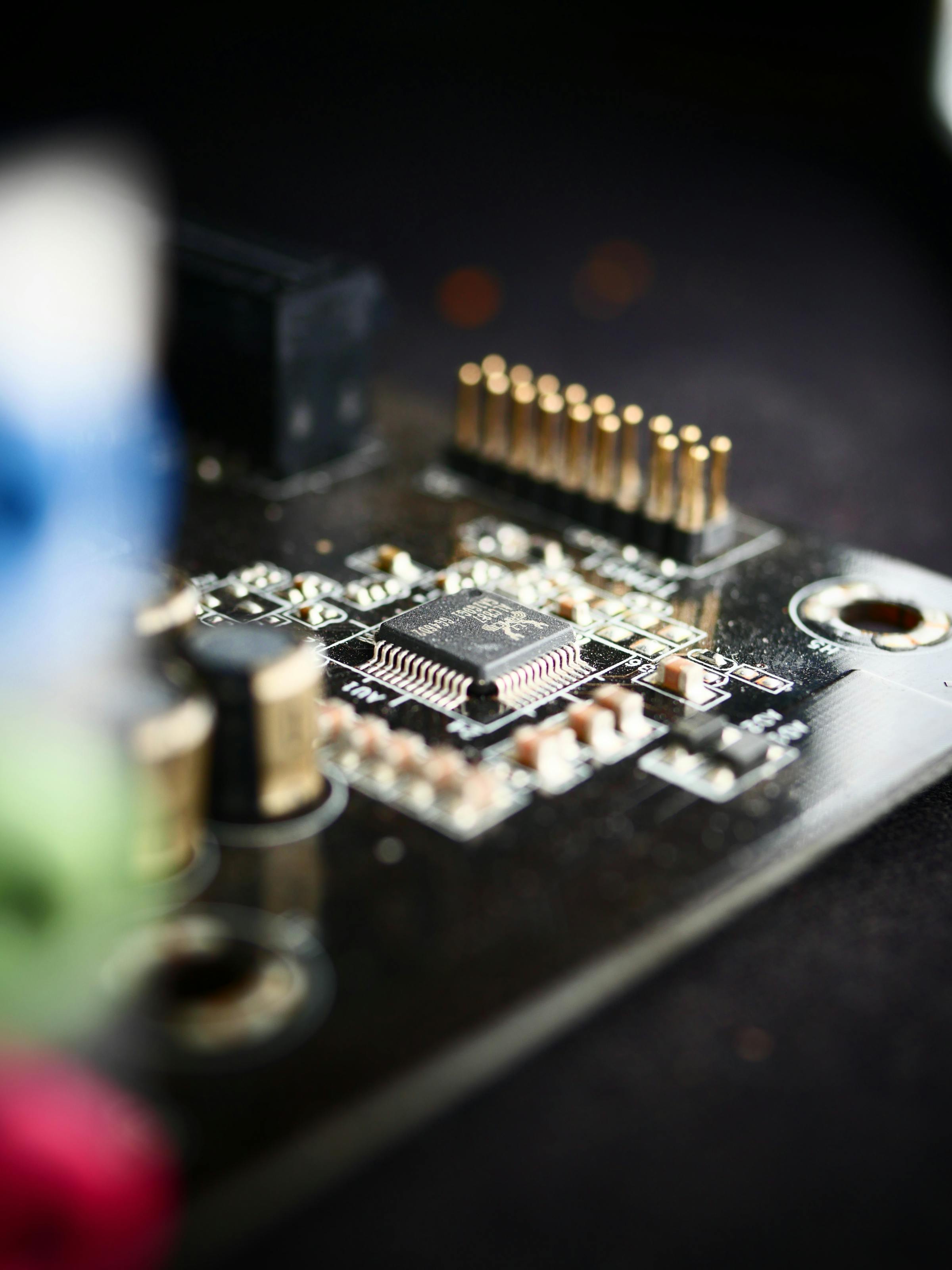 真实小封装 MCU 芯片在 PCB 上的特写